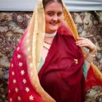 Courtesan Nagasani Palanikar posing as she arrives at the Pennsic Knowne World Courtesans Social on August 10, 2017 A woman dressed in Indian clothing smiling