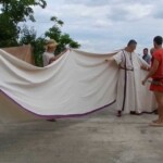 Colocando la toga al senador / How to drap a roman toga Colocando la toga al senador / How to drap a roman toga